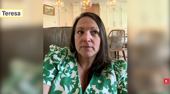 Una mujer con blusa de diseño floral verde y blanco sentada en un sillón, con una cocina al fondo y el rótulo Teresa arriba a la izquierda