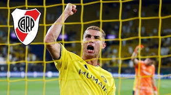 Cristiano Ronaldo grita con el puño en alto detrás de una red amarilla, junto al escudo de River Plate en la esquina superior izquierda.