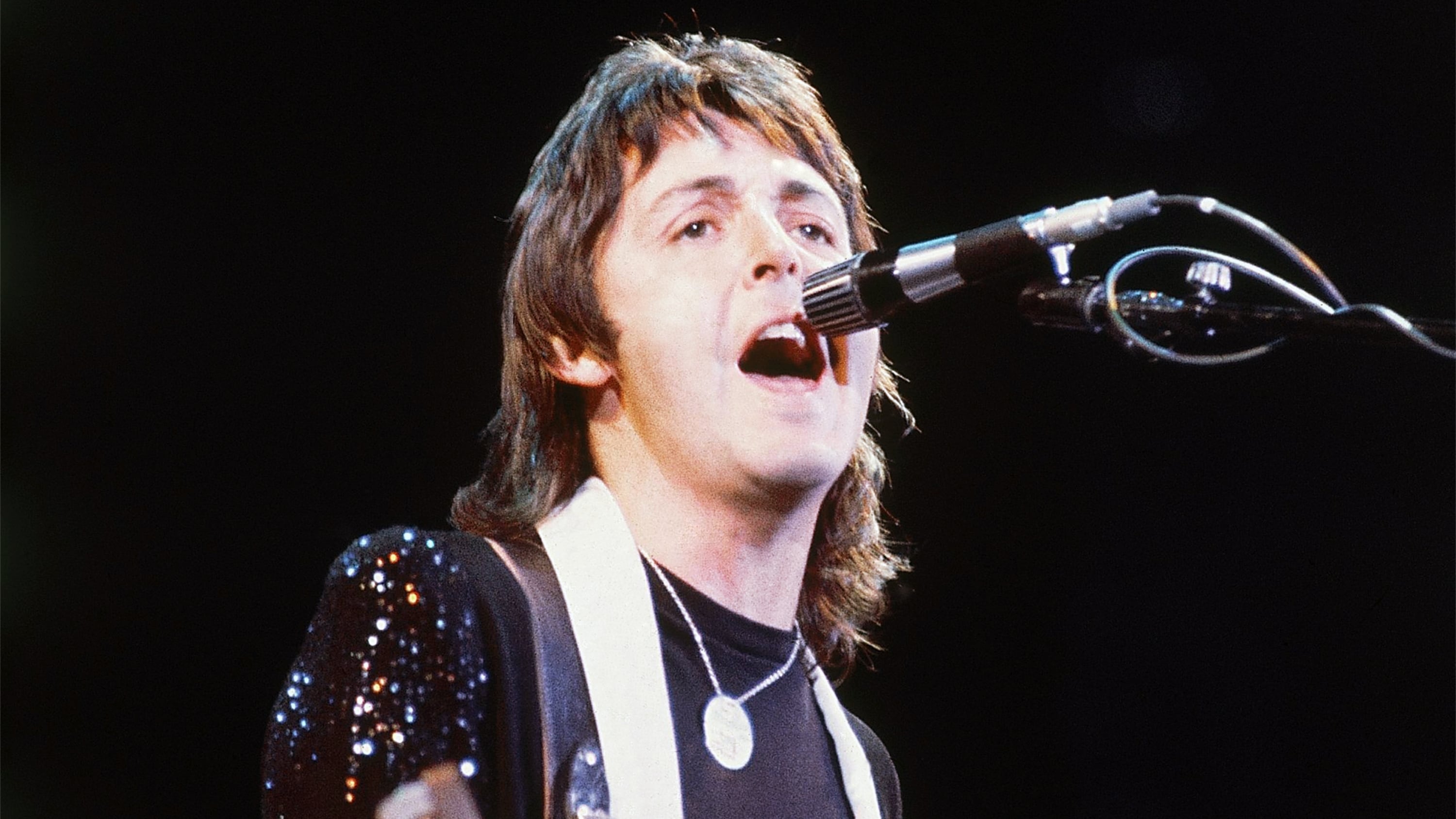Paul McCartney actúa en el Nassau Coliseum en Uniondale, Nueva York, el 21 de mayo de 1976. (Foto AP/Richard Drew, archivo)