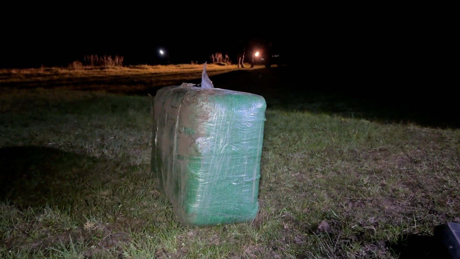 Bulto de droga arrojado desde una avioneta a un campo de Uruguay (Ministerio del Interior)