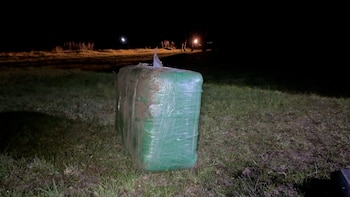 Bulto de droga arrojado desde una avioneta a un campo de Uruguay (Ministerio del Interior)