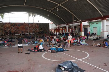 Migrantes centroamericanos toman hoy un descanso durante su caravana hacia Estados Unidos, en el municipio de Matías Romero, estado de Oaxaca (México). EFE/Daniel Ricardez