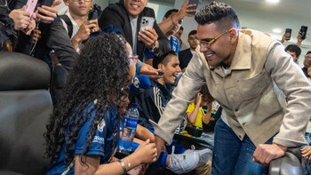 Falcao compartió con niños con
