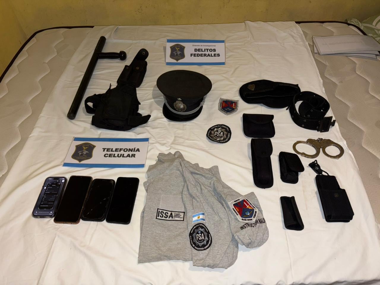 El uniforme de trabajo de Lucía, que era agente de la PSA pero estaba con licencia psiquiátrica