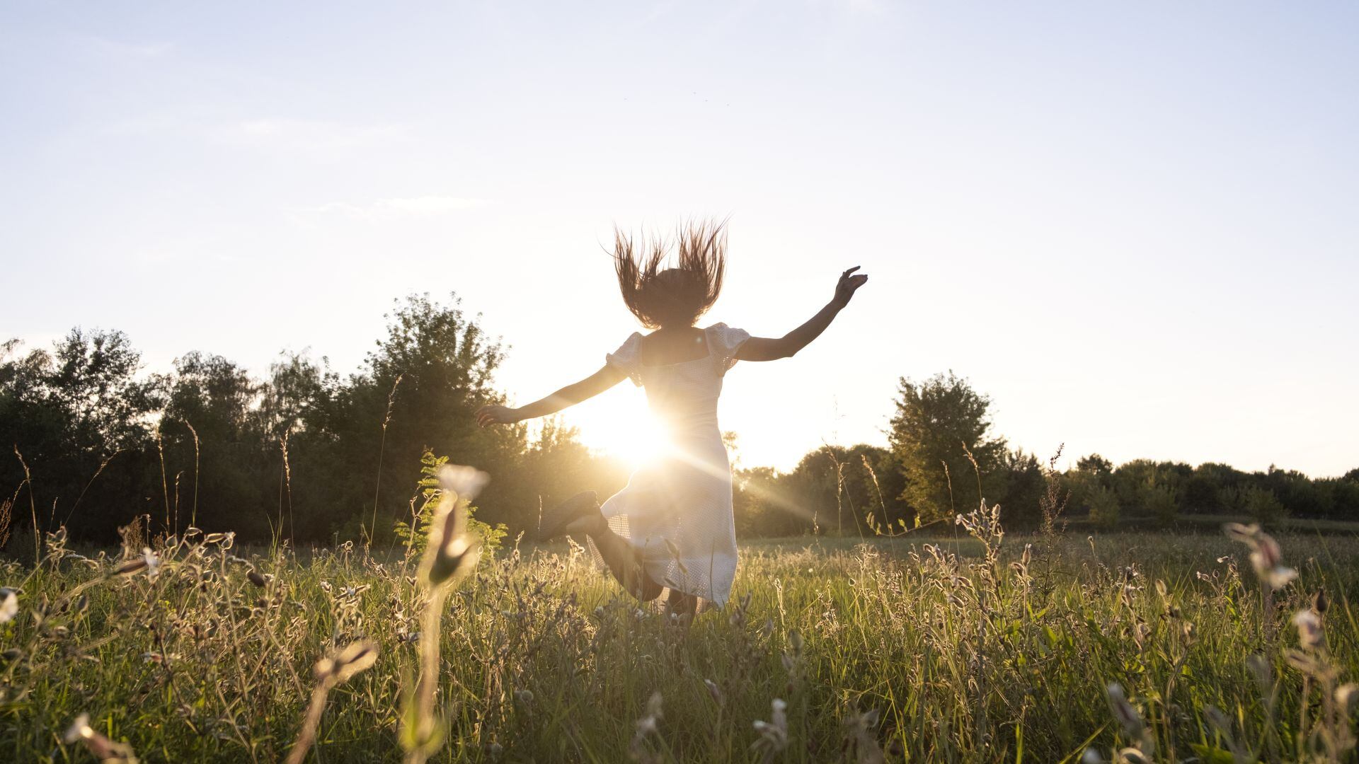 La jornada internacional destaca el papel de las emociones positivas en la construcción de entornos saludables, promoviendo la empatía y la cooperación a través de actividades y reflexiones colectivas (Freepik)