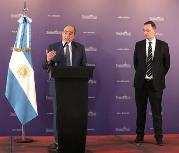 Guillermo Francos junto al vocero