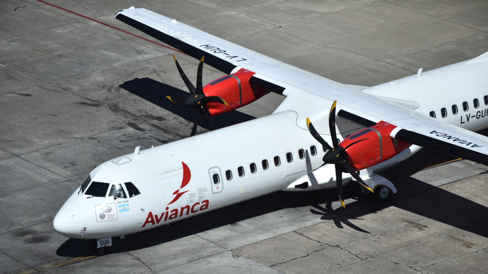 Aeronave de la aerolínea involucrada en el accidente mientras se realizaban operaciones en el muelle internacional. - crédito Adrián Escandar