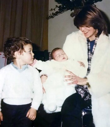 En brazos de Chichita, su