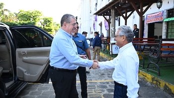 Presidente Arévalo saluda a una persona en su gira por Retalhuleu