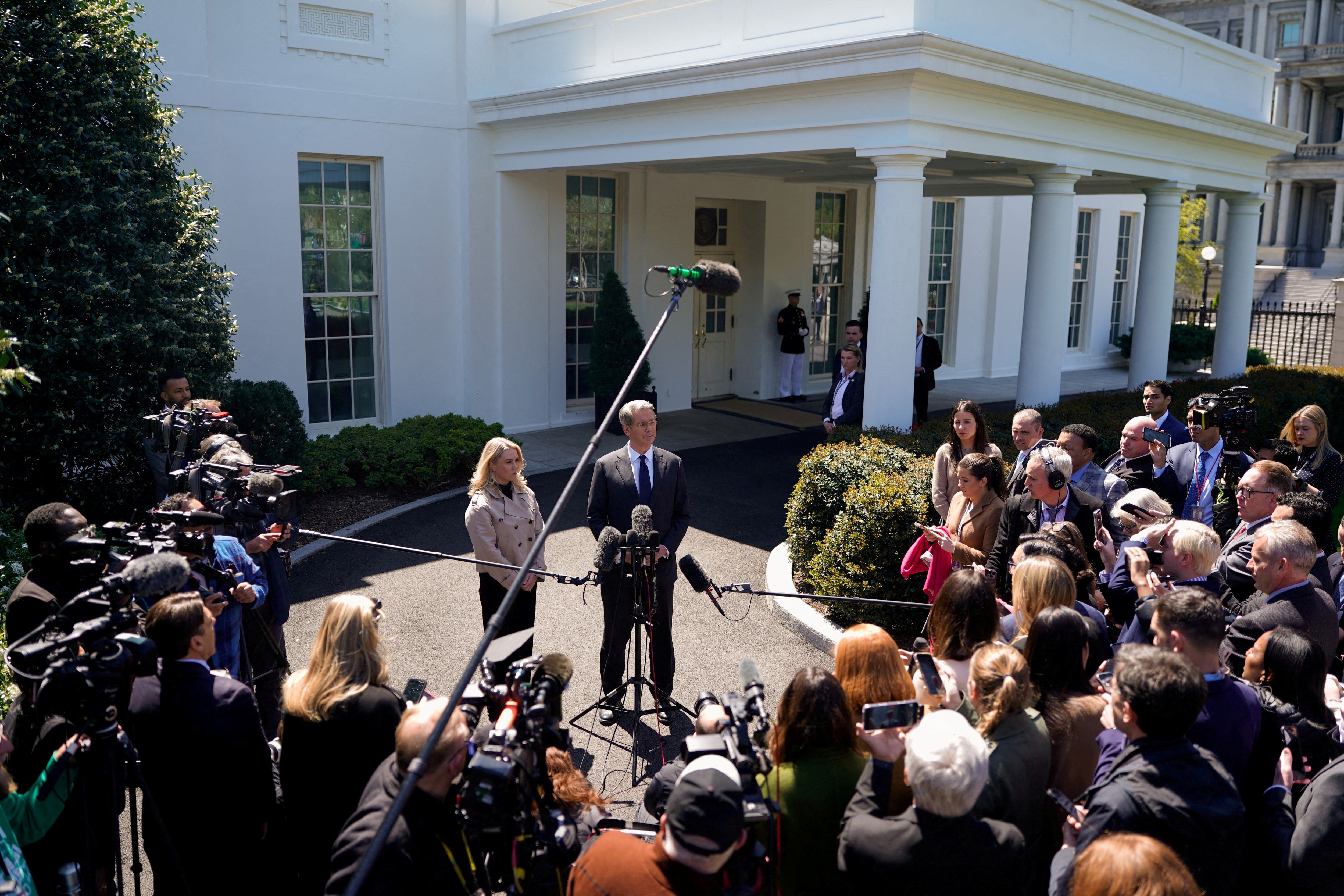 Scott Bessent ofrece una conferencia de prensa en la entrada de la Casa Blanca, (Washington, Estados Unidos)