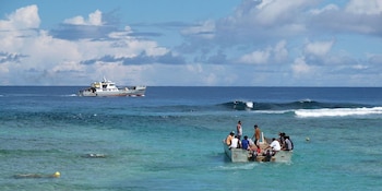 Para visitar Tokelau, los viajeros deben planificar meticulosamente, coordinar el viaje en barco desde Samoa y llevar efectivo por la ausencia de servicios bancarios (Wikimedia Commons)