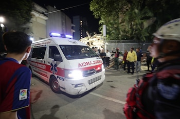 Una ambulancia transporta a una persona rescatada este miércoles, luego de dos fuertes terremotos que sacudieron el Caribe venezolano en Caracas (Venezuela). El evento principal fue un sismo de magnitud 7,5, informó el sistema oficial de alerta de tsunamis de Estados Unidos. EFE/ Ronald Peña R
