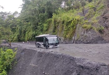 Buseta quedó atascada en el