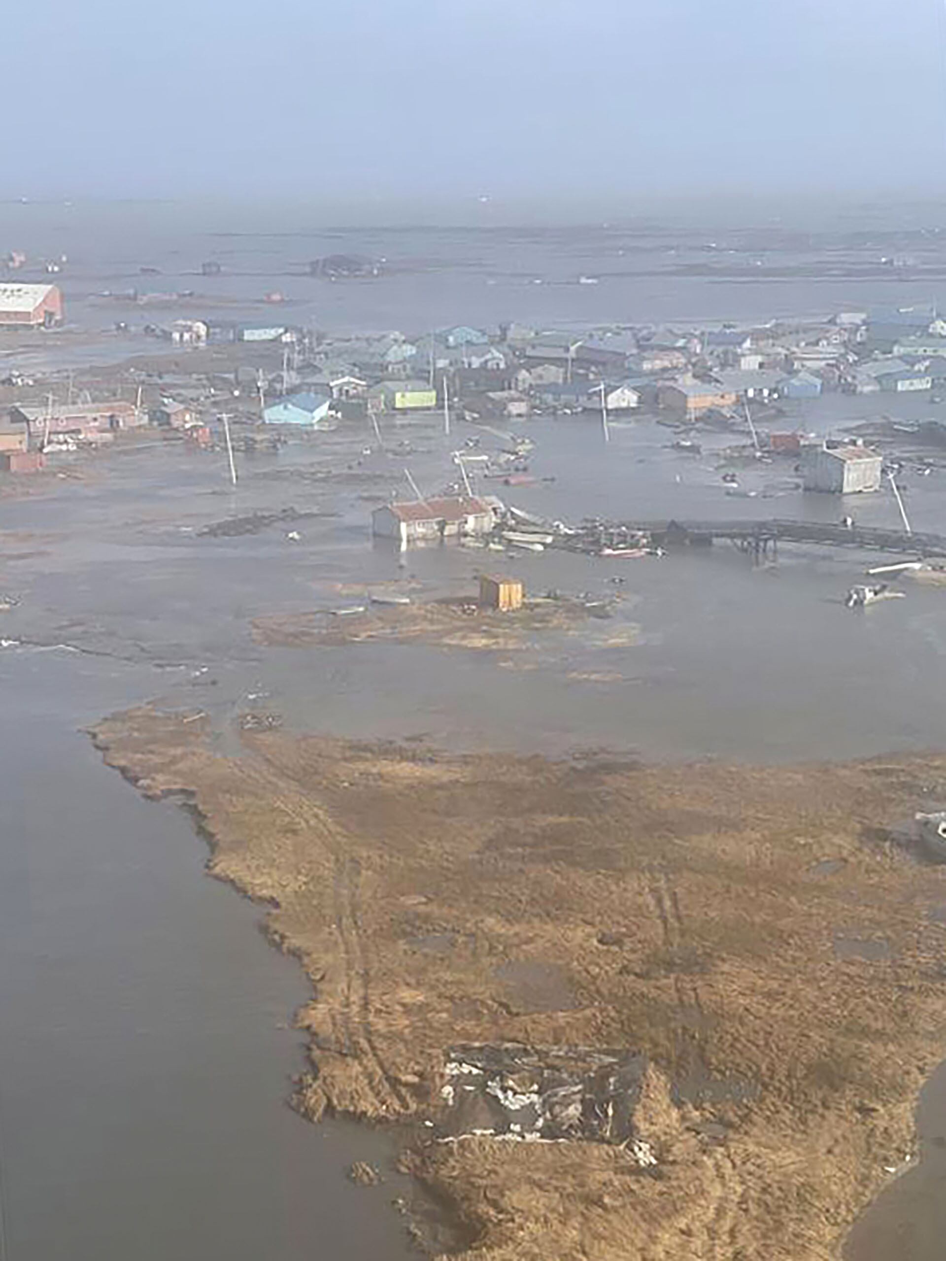 En esta foto proporcionada por la Guardia Costera de EE. UU., se ve a Kipnuk, Alaska, sufriendo inundaciones costeras el domingo 12 de octubre de 2025. (Guardia Costera de EE. UU. vía AP)