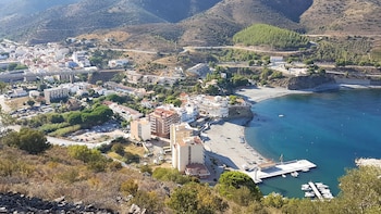 El pueblo de Girona con menos de 500 habitantes que está a 20 minutos de Francia: una iglesia, un castillo e increíbles playas