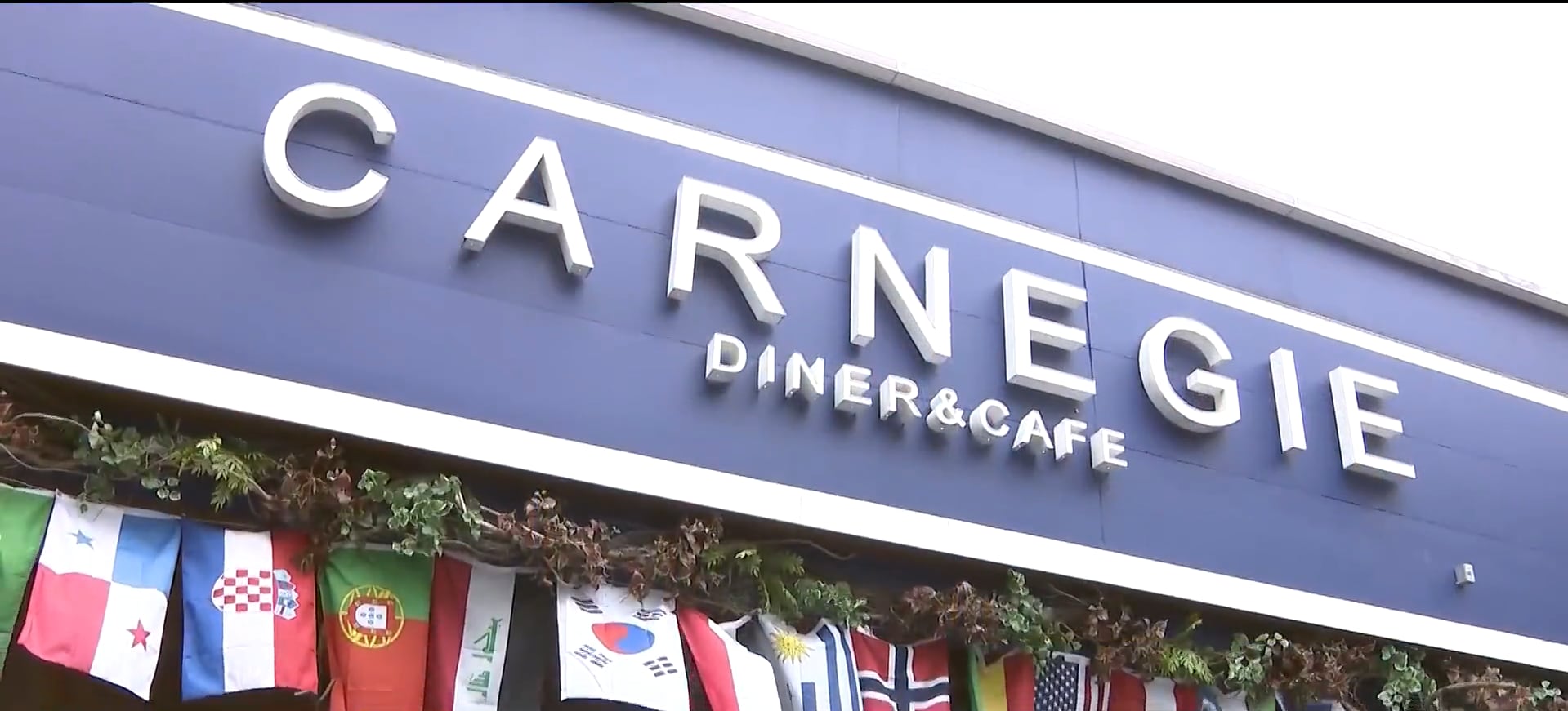Carnegie Diner & Cafe, en Secaucus, atribuye la caída de clientes al cierre de rutas principales y a los bloqueos en los accesos (Captura CBS News)