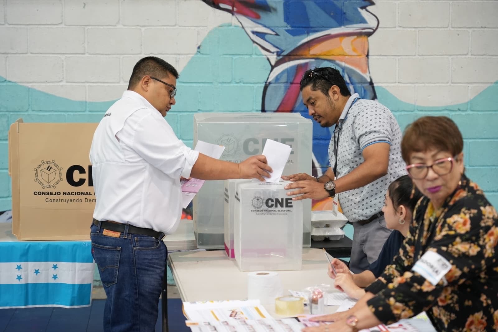 Un hondureño votando en las elecciones de Honduras, el pasado 30 de noviembre