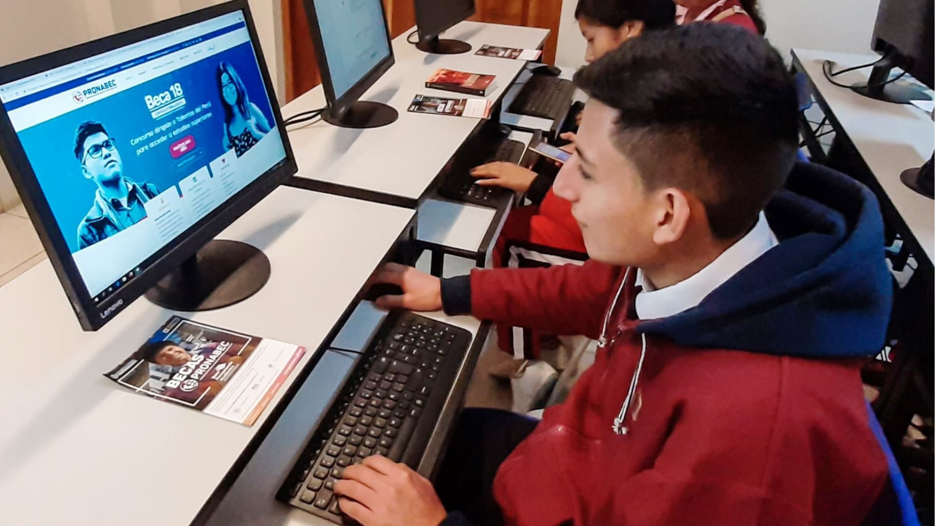 Primera etapa de Beca 18-2026 beneficia a estudiantes con alto rendimiento académico en todo el país. (Foto: Agencia Andina)