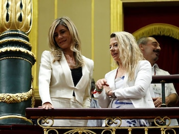 La mujer del presidente del Gobierno, Begoña Gómez, y su asesora, Cristina Álvarez, en la tribuna de público en el Congreso de los Diputados. (EFE / Emilio Naranjo)