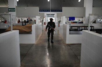 Un soldado patrulla dentro de