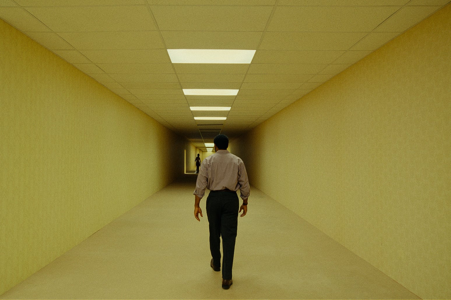 Qué tienen en común las 'backrooms', el Hotel Overlook y las oficinas de Severance. (A24)