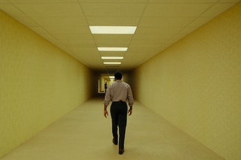 Chiwetel Ejiofor por uno de los pasillos de 'Backrooms' (A24)