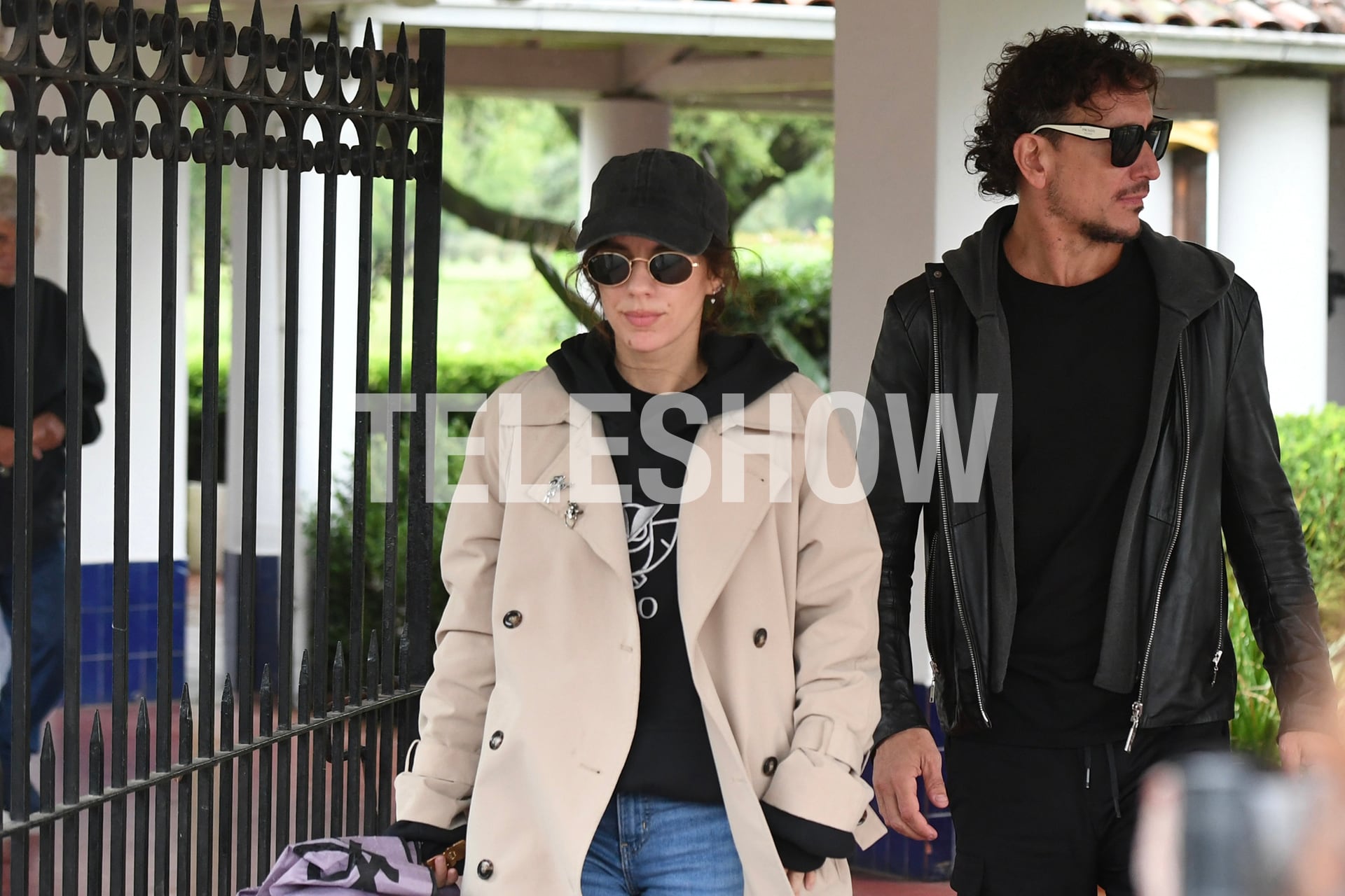 Miradas serias y gestos de contención: Accardi y Vázquez priorizaron la discreción y la compañía mutua en el último adiós al productor