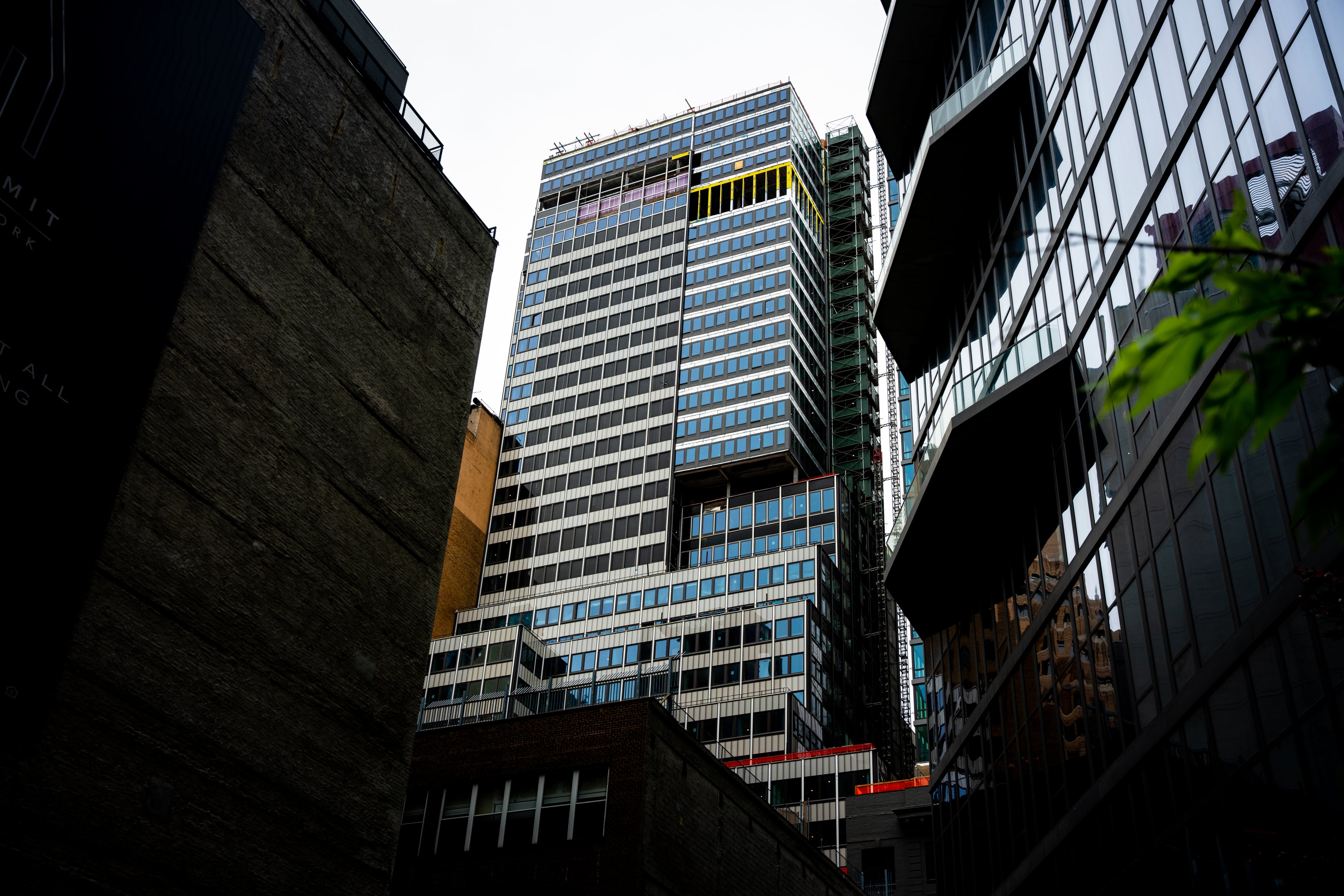 Dos columnas de soporte del piso 21 se deformaron mientras el edificio de 37 pisos sumaba 11 niveles para una remodelación de oficinas a viviendas (Foto AP/Angelina Katsanis).