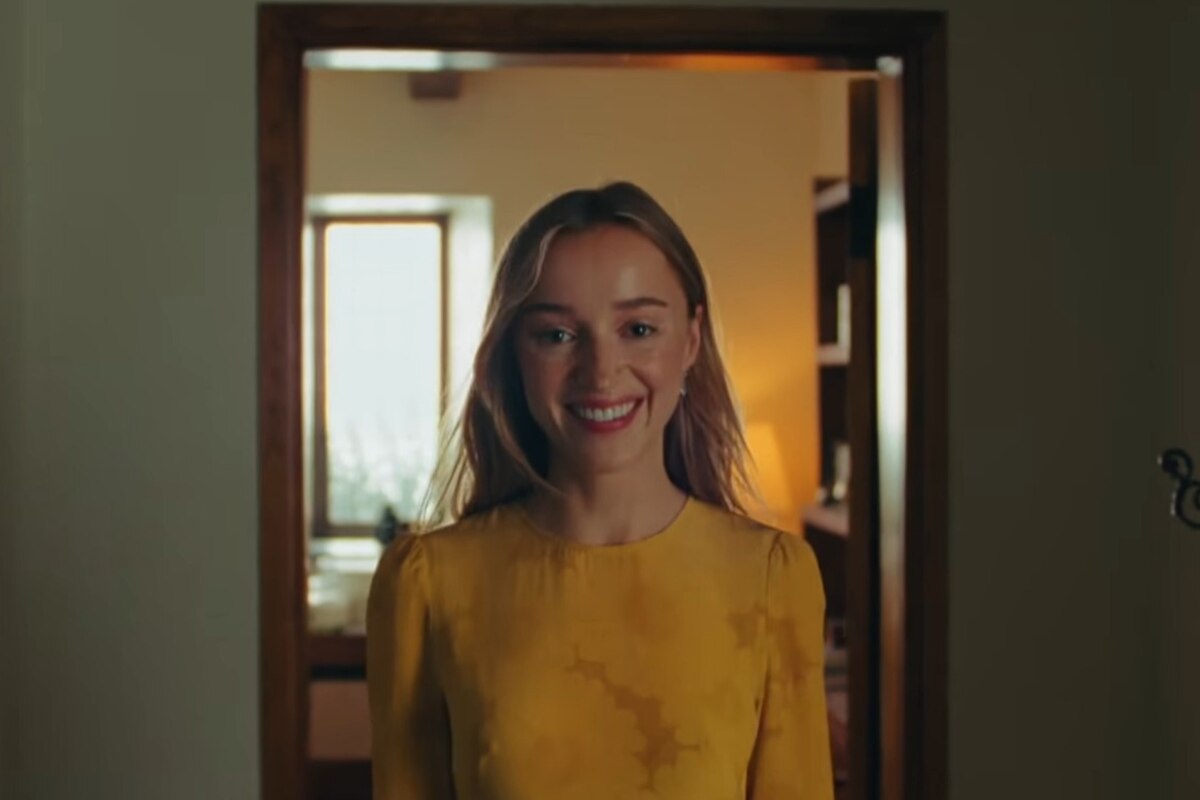 Jake Gyllenhaal protagoniza el romance sobrenatural junto a Phoebe Dynevor en una escena del set