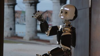 Этот робот заменяет людей в