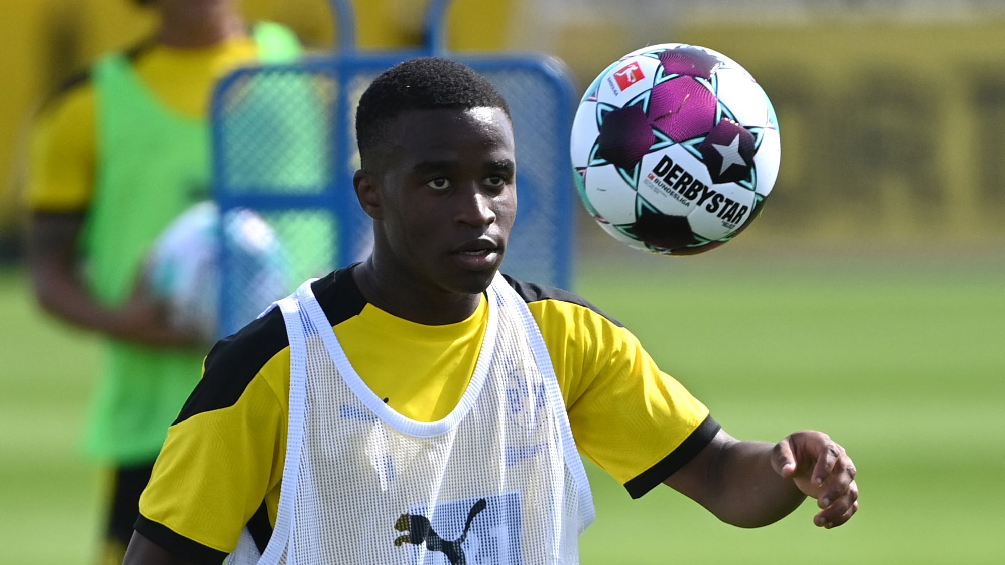 Una investigación de Bild y un documental de ProSieben pusieron en duda la edad, la identidad y la filiación de Youssoufa Moukoko a fines de 2024 (AFP)