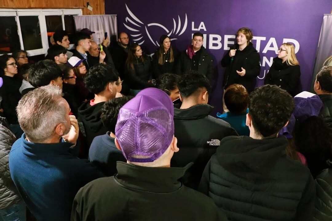 Iñaki Gutiérrez junto a los dirigentes en Chubut