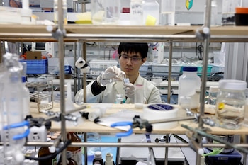 El nuevo plástico logra degradarse en agua salada sin liberar dióxido de carbono ni sustancias tóxicas, garantizando seguridad ambiental (Reuters)