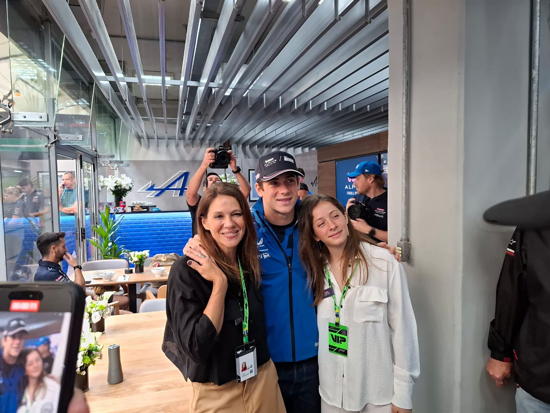 Franco Colapinto con su madre Andrea Trofimczuk y su hermana Martina en Interlagos