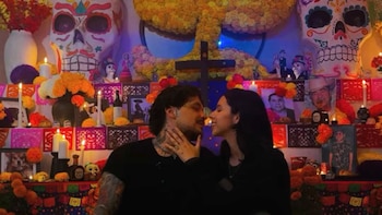 Christian Nodal y Ángela Aguilar presumen su ofrenda de Día de Muertos