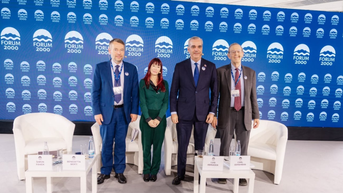 El presidente de la República Dominicana, Luis Abinader, posa junto a los ponentes del Forum 2000 durante el encuentro celebrado en Praga. (Presidencia de República Dominicana)