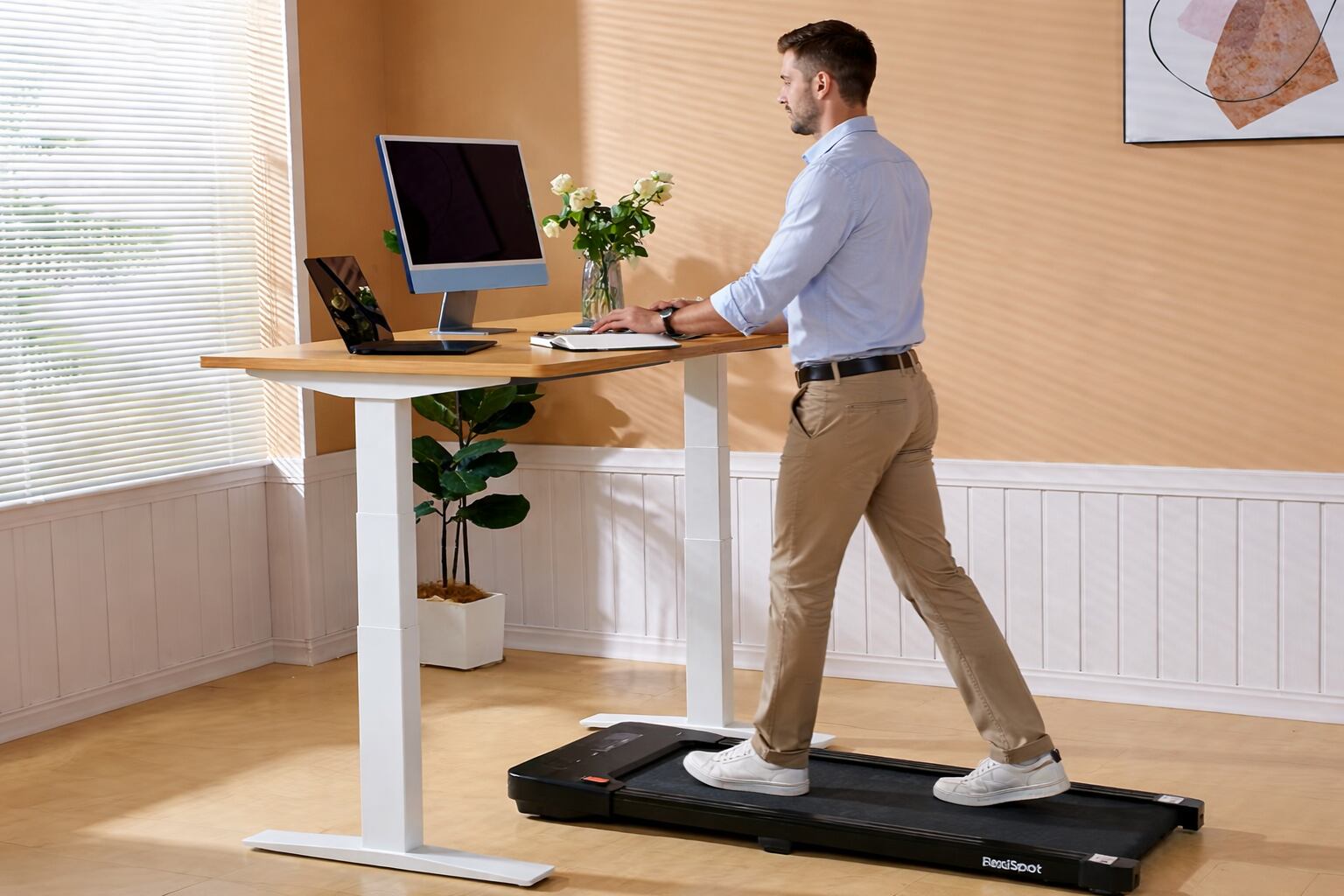 El uso de walking pads en el teletrabajo ayuda a combatir el sedentarismo laboral y mejora parámetros metabólicos clave (Imagen Ilustrativa Infobae)