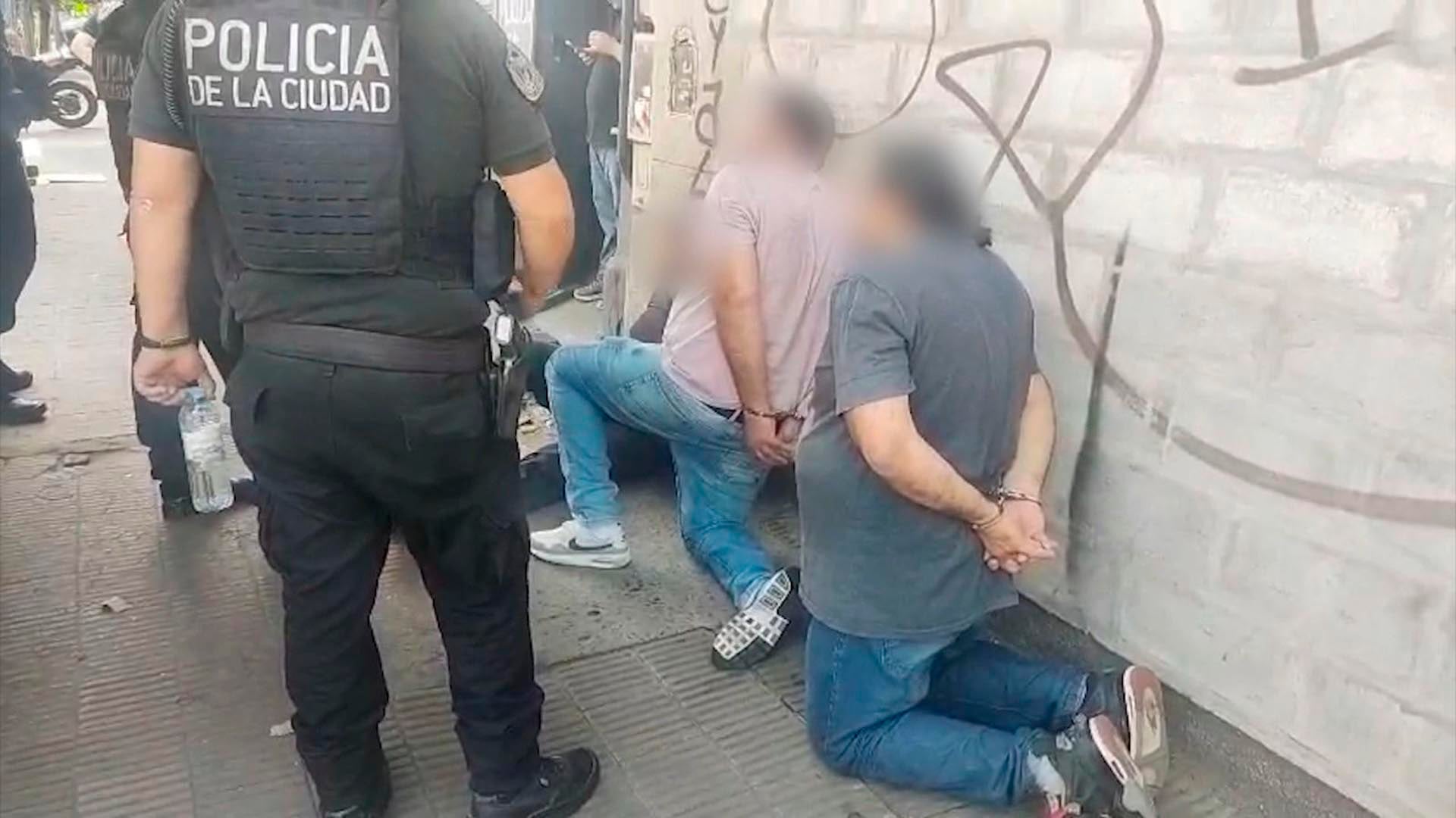 Uno de los detenidos tenía pedido de captura vigente y fue identificado durante la requisa del vehículo.