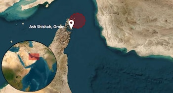 Mapa satelital del estrecho de Ormuz con un marcador blanco en Ash Shishah, Omán, un círculo rojo punteado y un mapa regional inserto