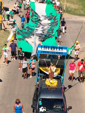 Con bandera, la gente recordó