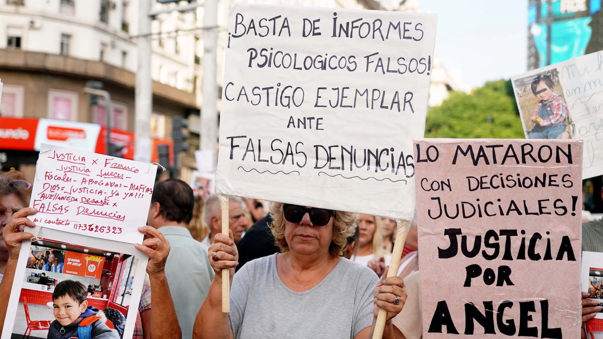 Decenas de vecinos acompañaron a Luis en la marcha para pedir justicia por Ángel FOTO NA: MARIANO SANCHEZ
