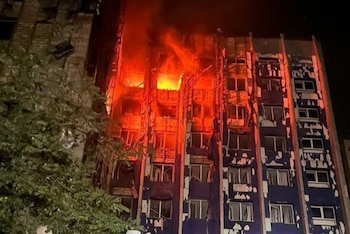 19/09/2026 Incendio provocado por un ataque ruso en Odesa, Ucrania.
El Ministerio de Defensa ruso ha informado este sábado de la captura de las localidades de Loshakovo y Komissarovo (Járkov), Marievka y Gulevo (Donetsk) y Zelena Dibrova (Zaporiyia) en el marco de la ofensiva militar en el este de Ucrania. El Ministerio asegura que sus fuerzas están "avanzando a un alto ritmo en todas las direcciones".
POLITICA EUROPA UCRANIA
GOBIERNO REGIONAL DE ODESA, UCRANIA