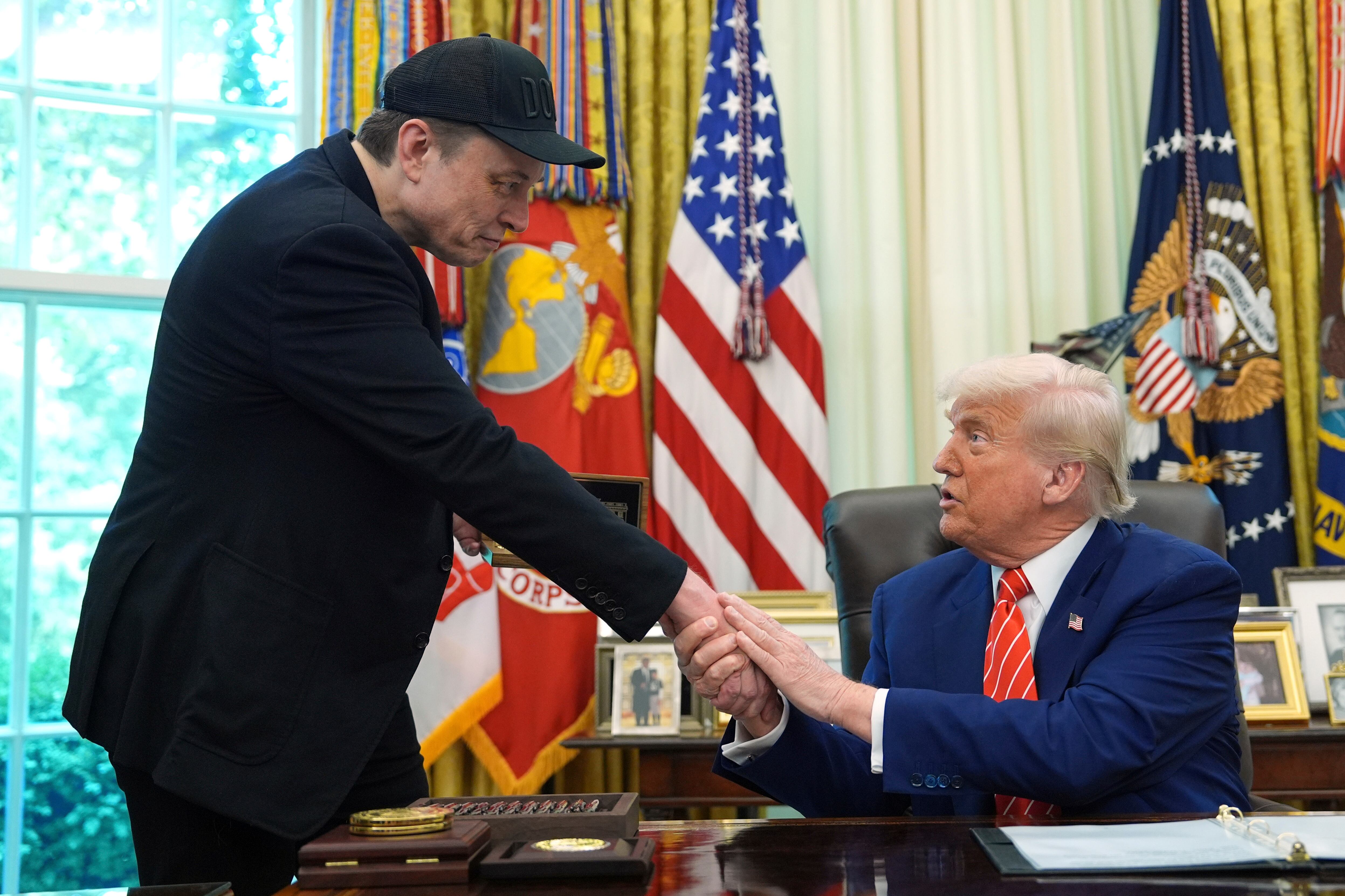 El presidente Donald Trump, a la derecha, estrecha la mano de Elon Musk durante una conferencia de prensa en el Despacho Oval de la Casa Blanca, el viernes 30 de mayo de 2025, en Washington. (AP Foto/Evan Vucci)