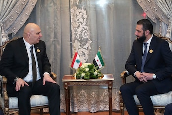 El presidente libanés Joseph Aoun (izq) con el presidente interino de Siria Ahmad al-Sharaa (AP)