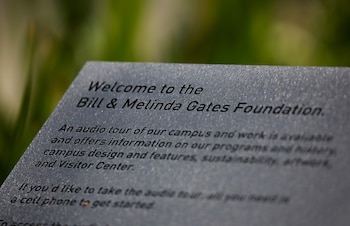 Una placa de bienvenida afuera de la Fundación Bill & Melinda Gates en Seattle, Washington, EE. UU., 5 de mayo de 2021. REUTERS / Lindsey Wasson