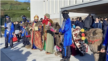 Denuncian a un colegio de