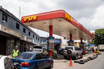Gasolinera en Caracas. EFE/MIGUEL GUTIERREZ/Archivo