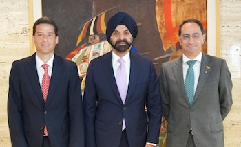 El vicepresidente electo, José Manuel Restrepo, y el ministro designado de Comercio, Mauricio Gómez Amín, estuvieron junto al presidente del Banco Mundial, Ajay Banga - crédito @jrestrp/x