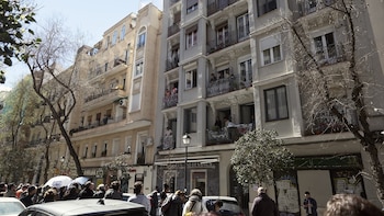 Un año después del adiós a la Golden Visa, la vivienda sigue ‘fuera de control’: ni los precios bajan ni la especulación se frena