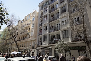Edificio de viviendas de lujo en Madrid. (Jesús Hellín/Europa Press)